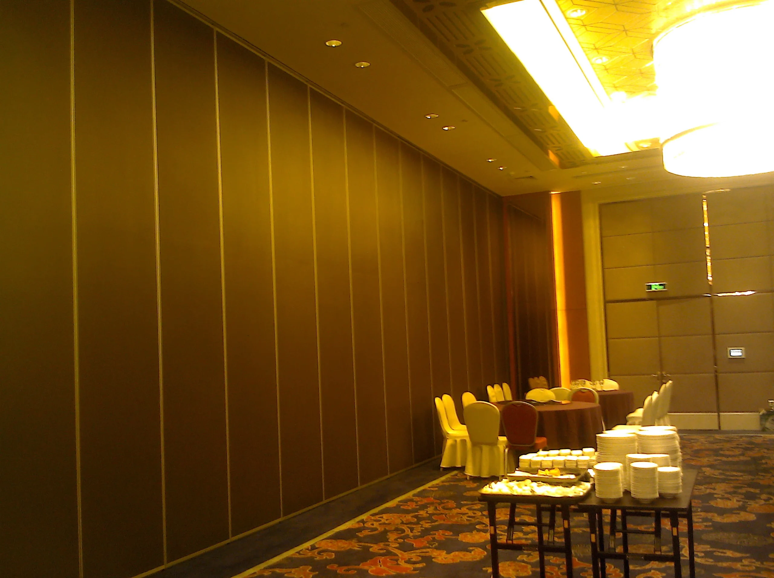 Aluminium Frame Restaurant Movable Partition Walls , Multi Color Soundproof Sliding Room Dividers