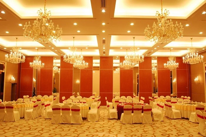 Aluminum Frame Wooden Surface Movable Partition Walls for Restaurant