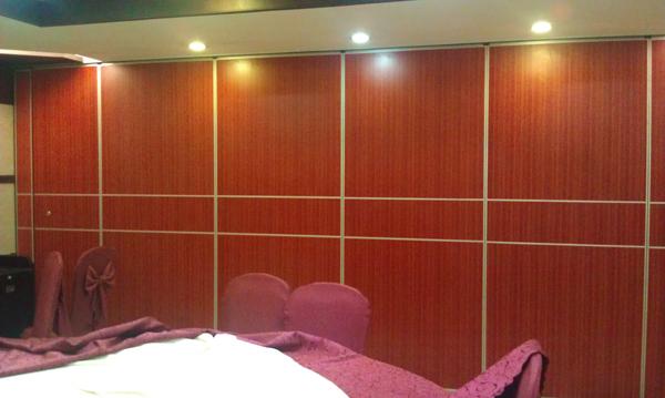 Aluminum Operable Wooden Wall Partition 85 mm Natural Wood Veneer 0