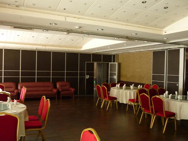 Demountable Partition Wall With Sliding Door , Top Hung Folding Sliding Partition 0