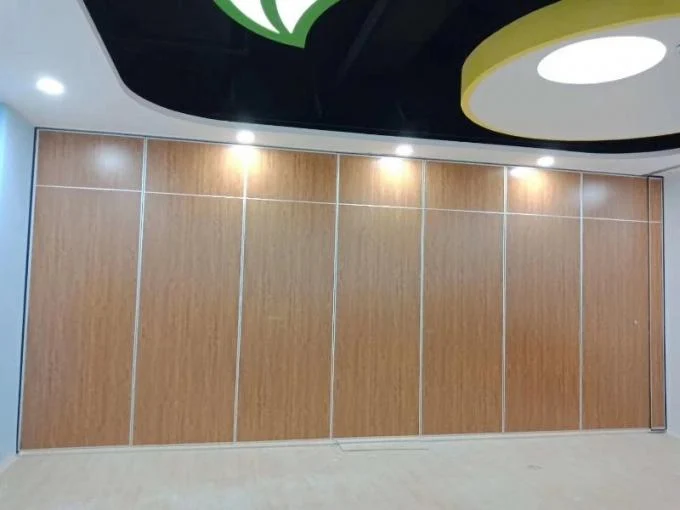 Elegant Banquet Hall Room Dividers / Heat Insulation Sliding Folding Room Partitions 2