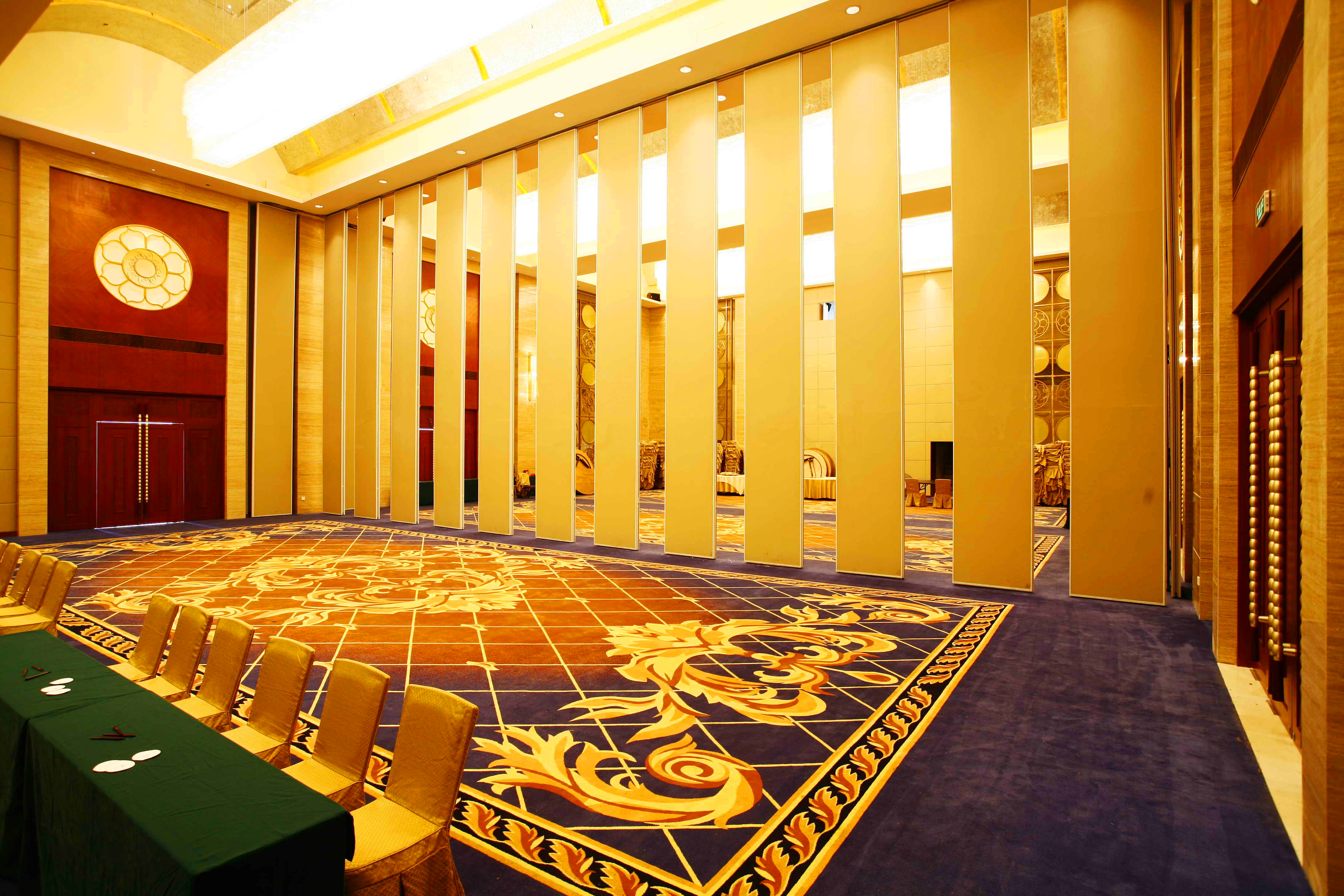 Fireproof Foldable Floor to Ceiling Office Partitions For Dancing Room Multi Color