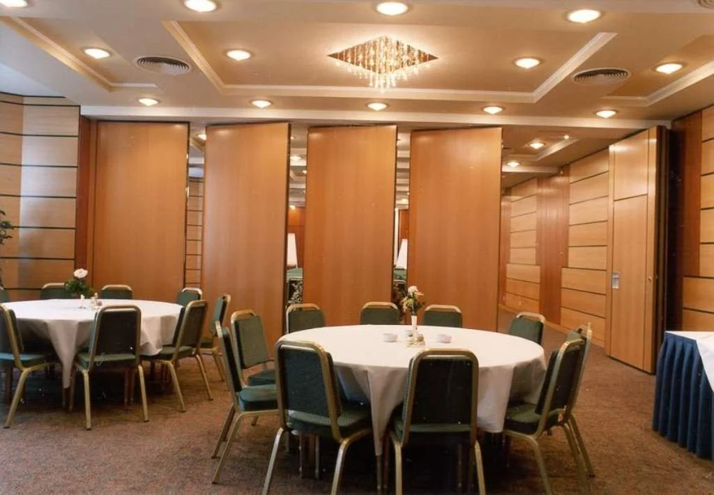 Hanging Fireproof Acoustic Screen Restaurant Room Dividers Double Wheels
