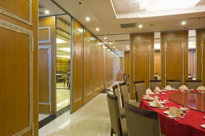 Office Sliding Partition Walls , Melamine Surface Folding Door Aluminium Profile Soundproof Room Dividers 0