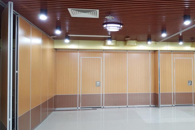Soundproof Foldable Wooden Movable Partition Walls for Banquet Hall / Airport 1