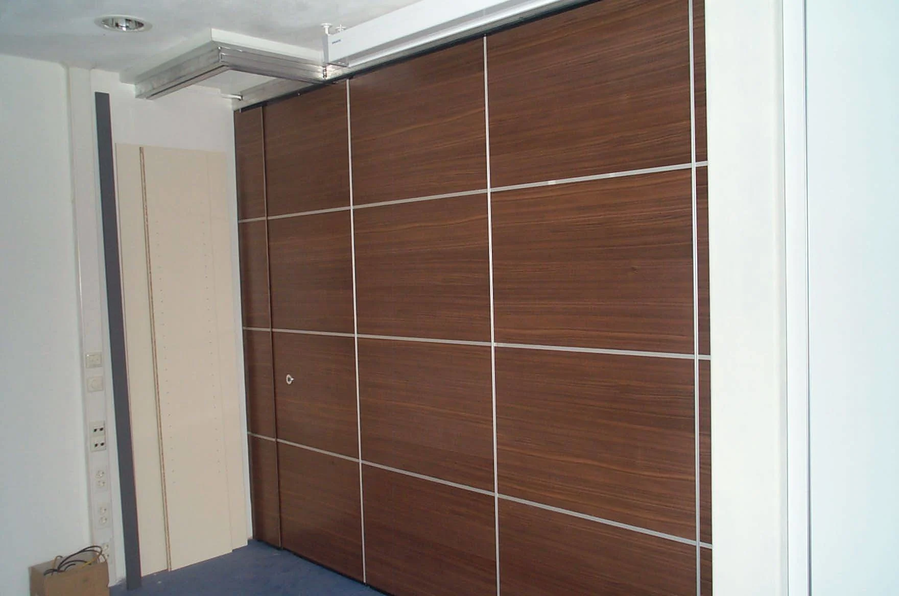Wooden Folding Door Sound Proof Partitions Aluminium Frame For Classroom Decorative