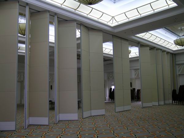 Wooden Surface Operable Soundproof Partition Wall for Exhibition Centre 3