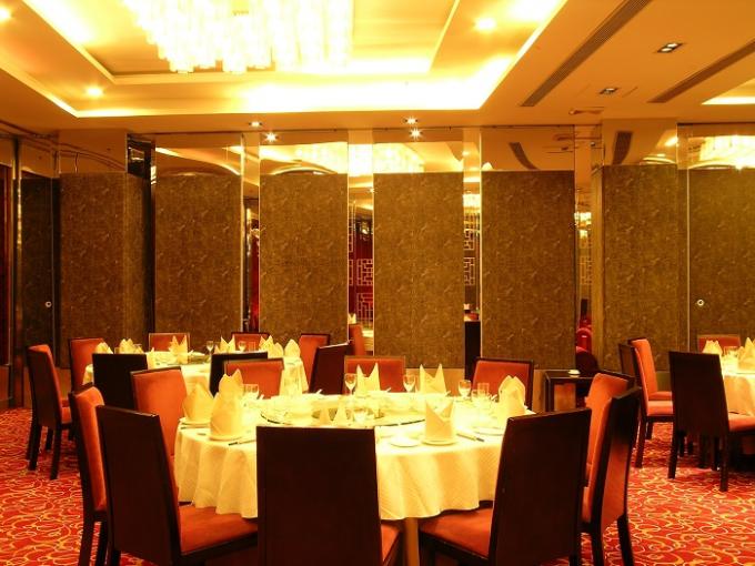Wooden Surface Sliding Movable Partition Walls , Hotel Folding Room Divider 2