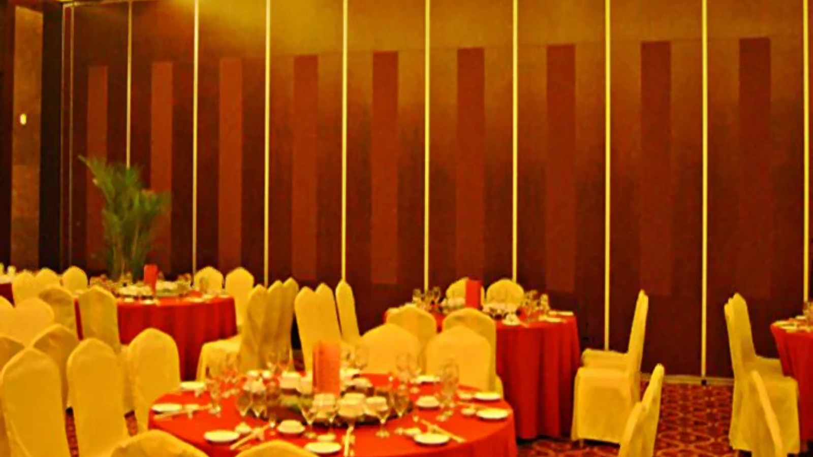 Interior Sliding Door Acoustic Dining Room Dividers 500 / 1200mm Width — editorial 16:9 application view